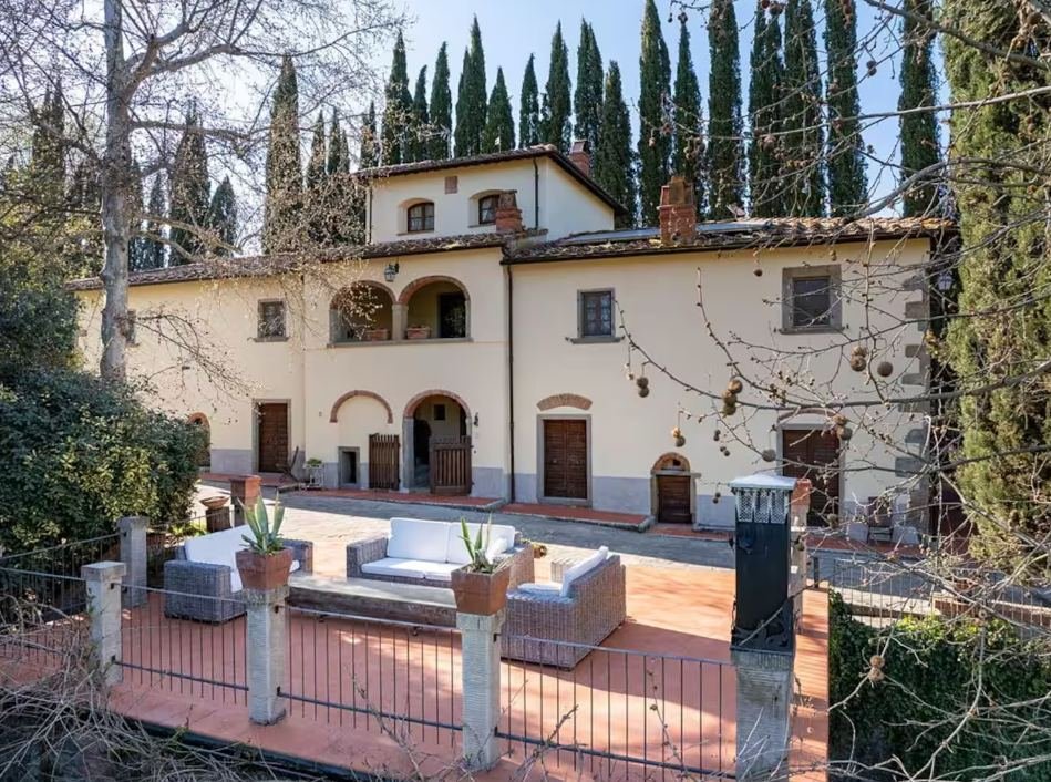 La facciata del casale